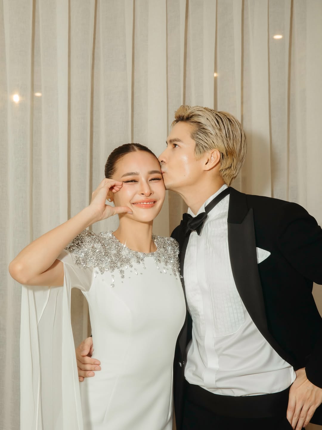 Hoa hậu Hoàn vũ bất ngờ thú nhận kết hôn từ tận 2 năm trước, danh tính ông xã khiến công chúng