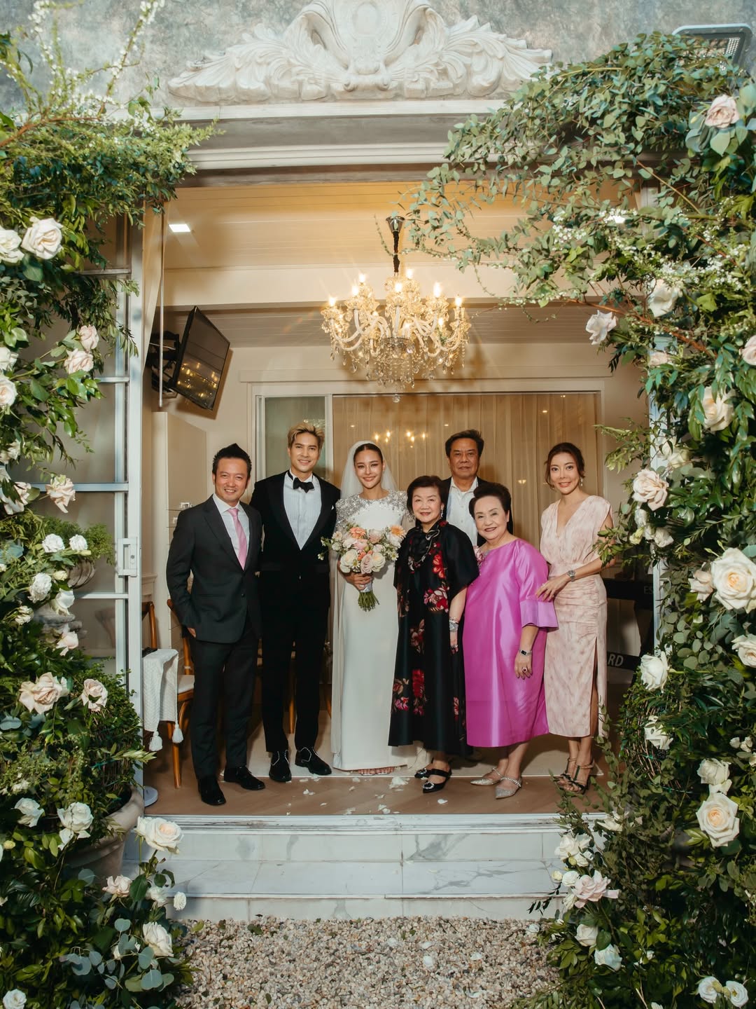 Hoa hậu Hoàn vũ bất ngờ thú nhận kết hôn từ tận 2 năm trước, danh tính ông xã khiến công chúng