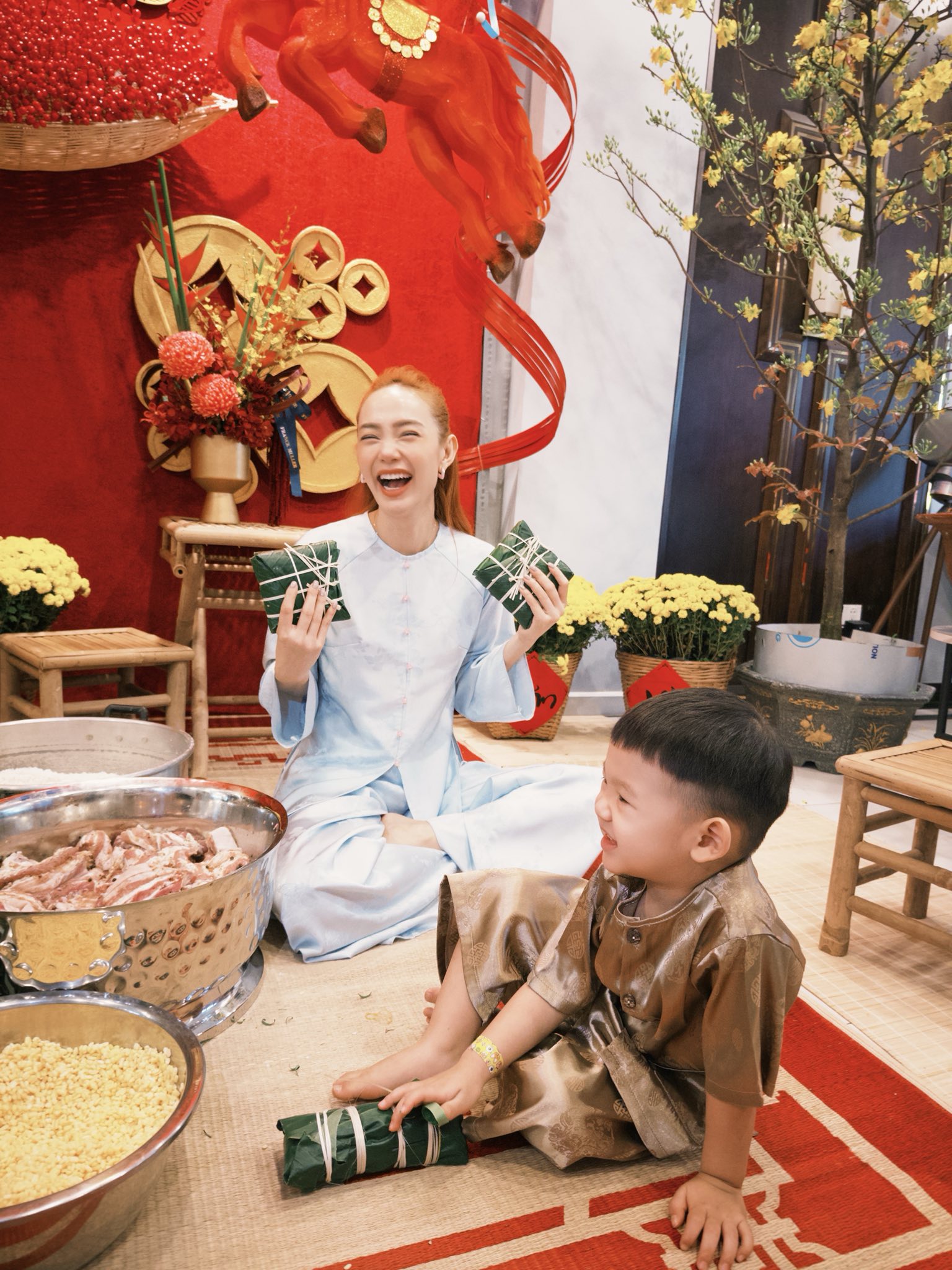 Đường đua dâu hào môn Vbiz ngày 29 Tết: Tăng Thanh Hà khoe mâm cúng tôm hùm, Lan Khuê và hội mỹ nhân thi nhau flex nhà cửa ngập hoa- Ảnh 5.