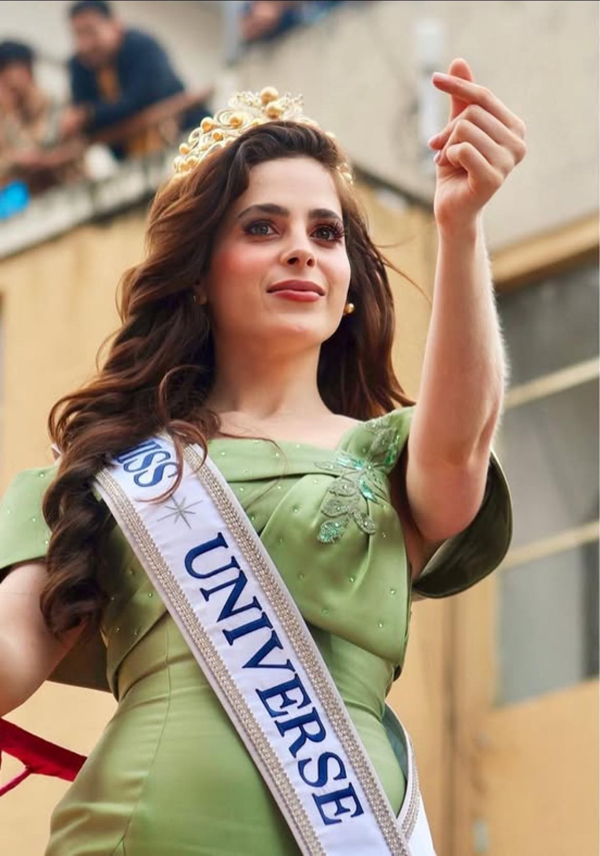 Đương kim Hoa hậu Hoàn vũ ngã khuỵu khi đang diễu hành- Ảnh 1.