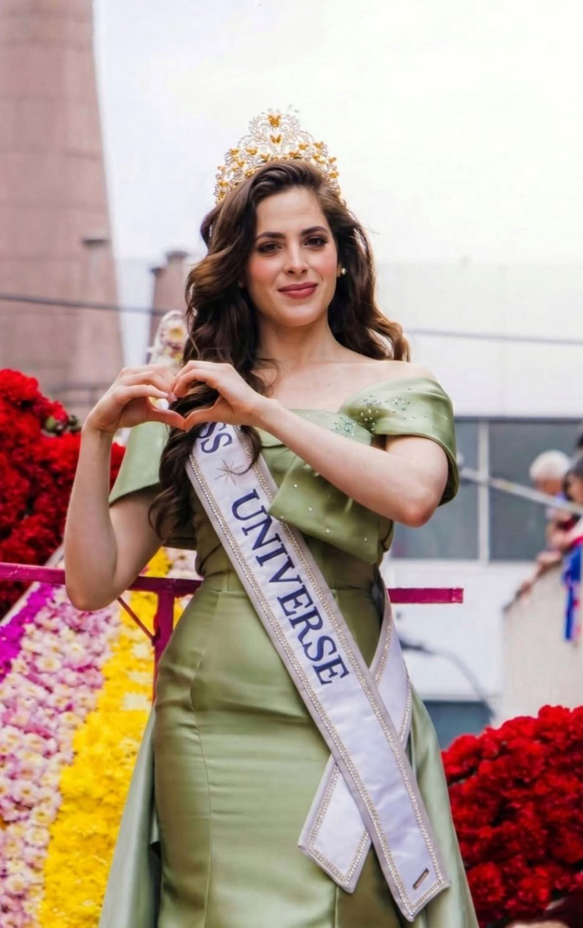 Đương kim Hoa hậu Hoàn vũ ngã khuỵu khi đang diễu hành- Ảnh 2.