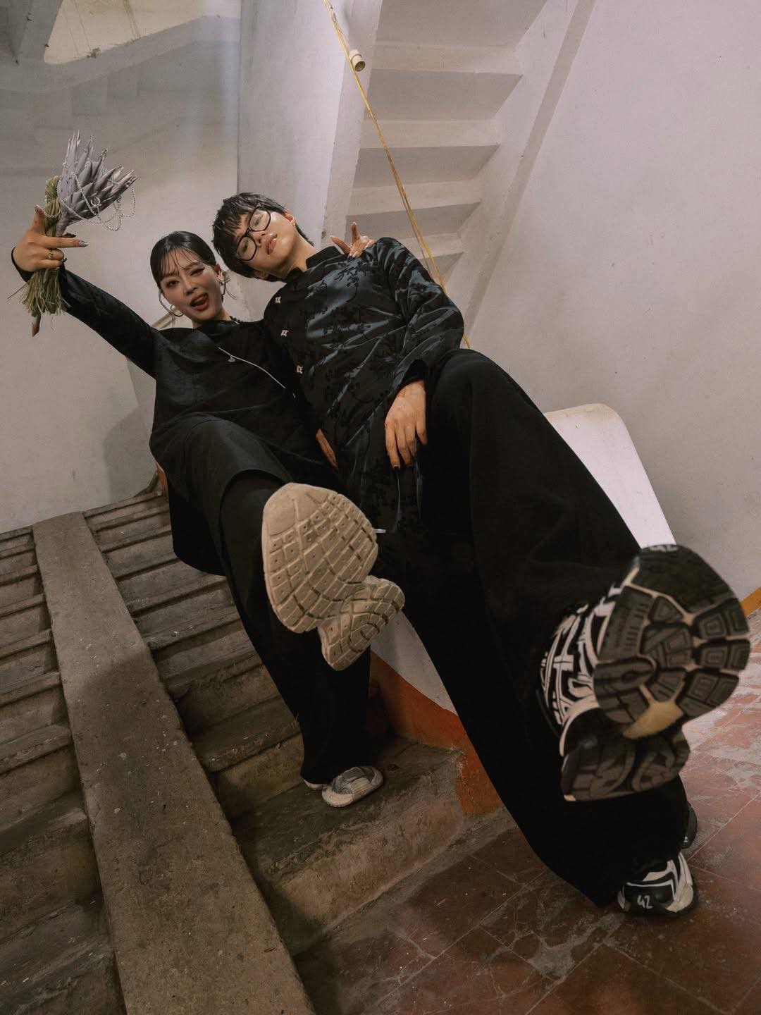 Rapper Vbiz tung trọn bộ ảnh đám hỏi độc lạ bên bạn gái quản lý- Ảnh 7. Rapper Vbiz tung trọn bộ ảnh đám hỏi độc lạ bên bạn gái quản lý- Ảnh 7.