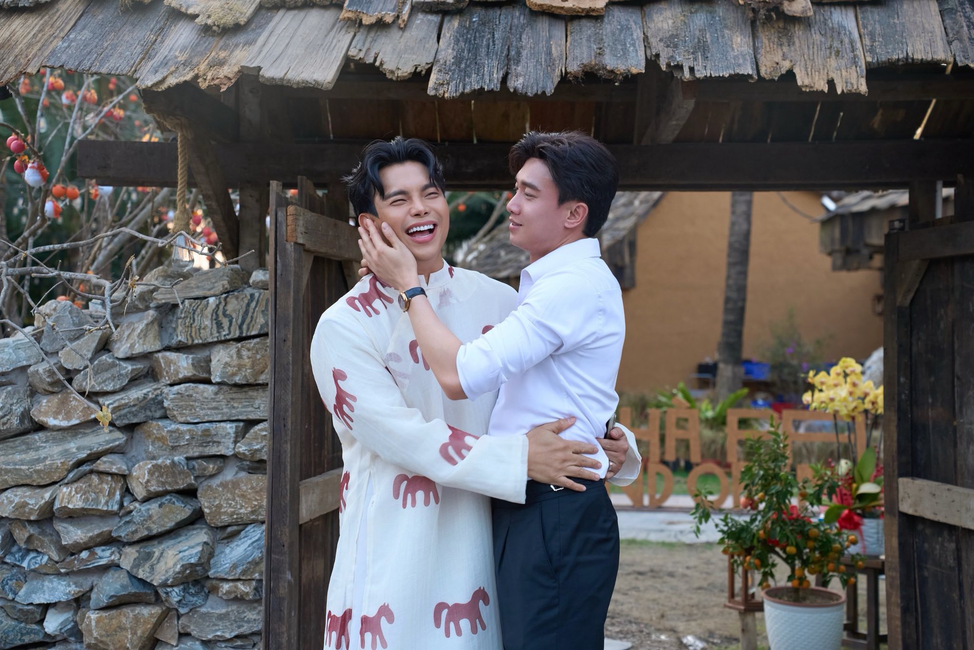 Lộ ảnh Quốc Trường hôn 1 người đàn ông- Ảnh 2.