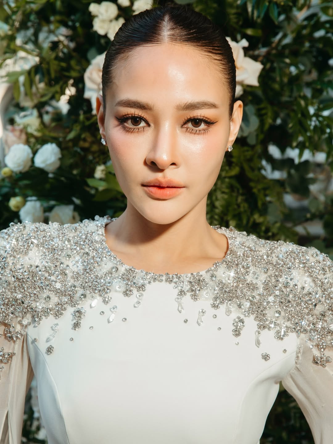 Hoa hậu Hoàn vũ bất ngờ thú nhận kết hôn từ tận 2 năm trước, danh tính ông xã khiến công chúng