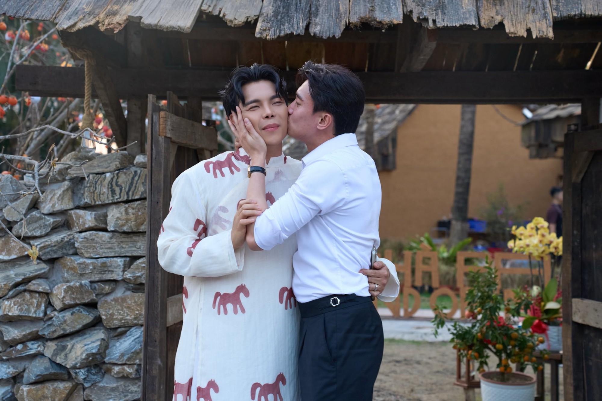 Lộ ảnh Quốc Trường hôn 1 người đàn ông- Ảnh 1.