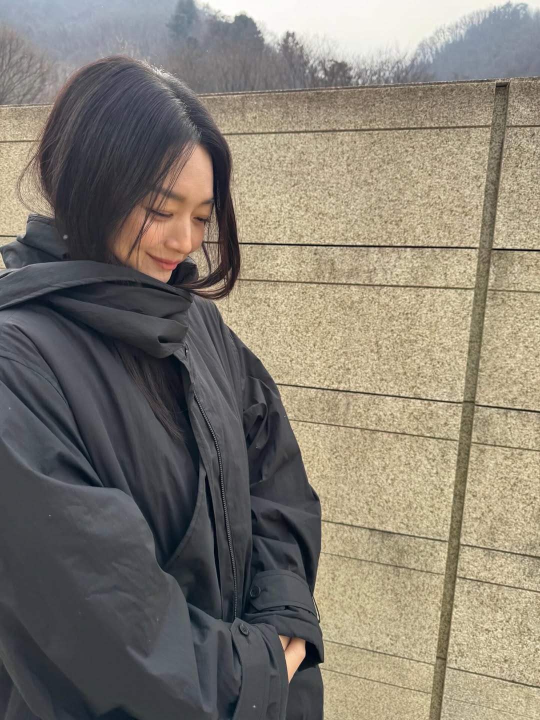 Cách Kim Woo Bin đối xử với cô dâu mới Shin Min Ah- Ảnh 1.