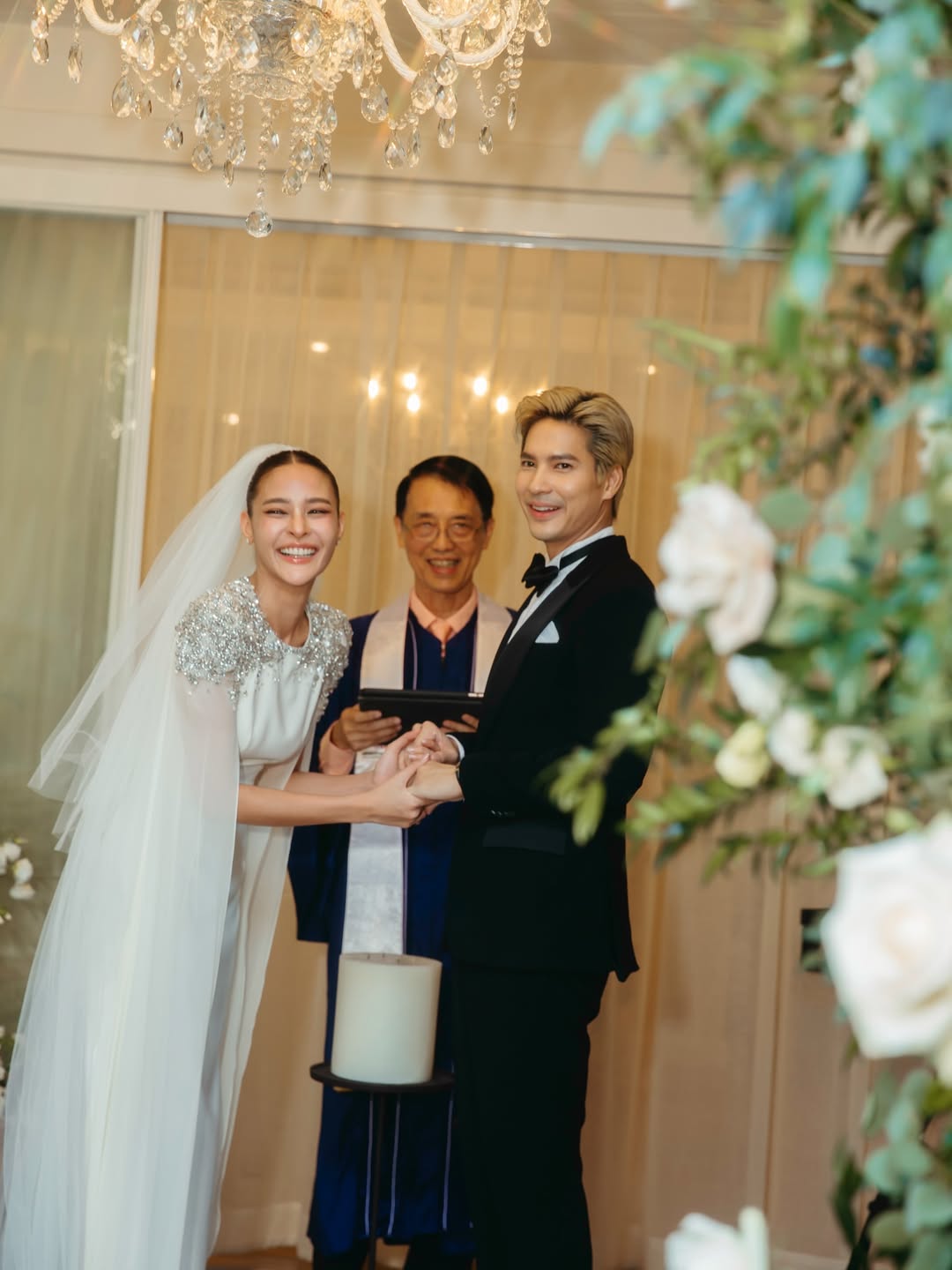 Hoa hậu Hoàn vũ bất ngờ thú nhận kết hôn từ tận 2 năm trước, danh tính ông xã khiến công chúng