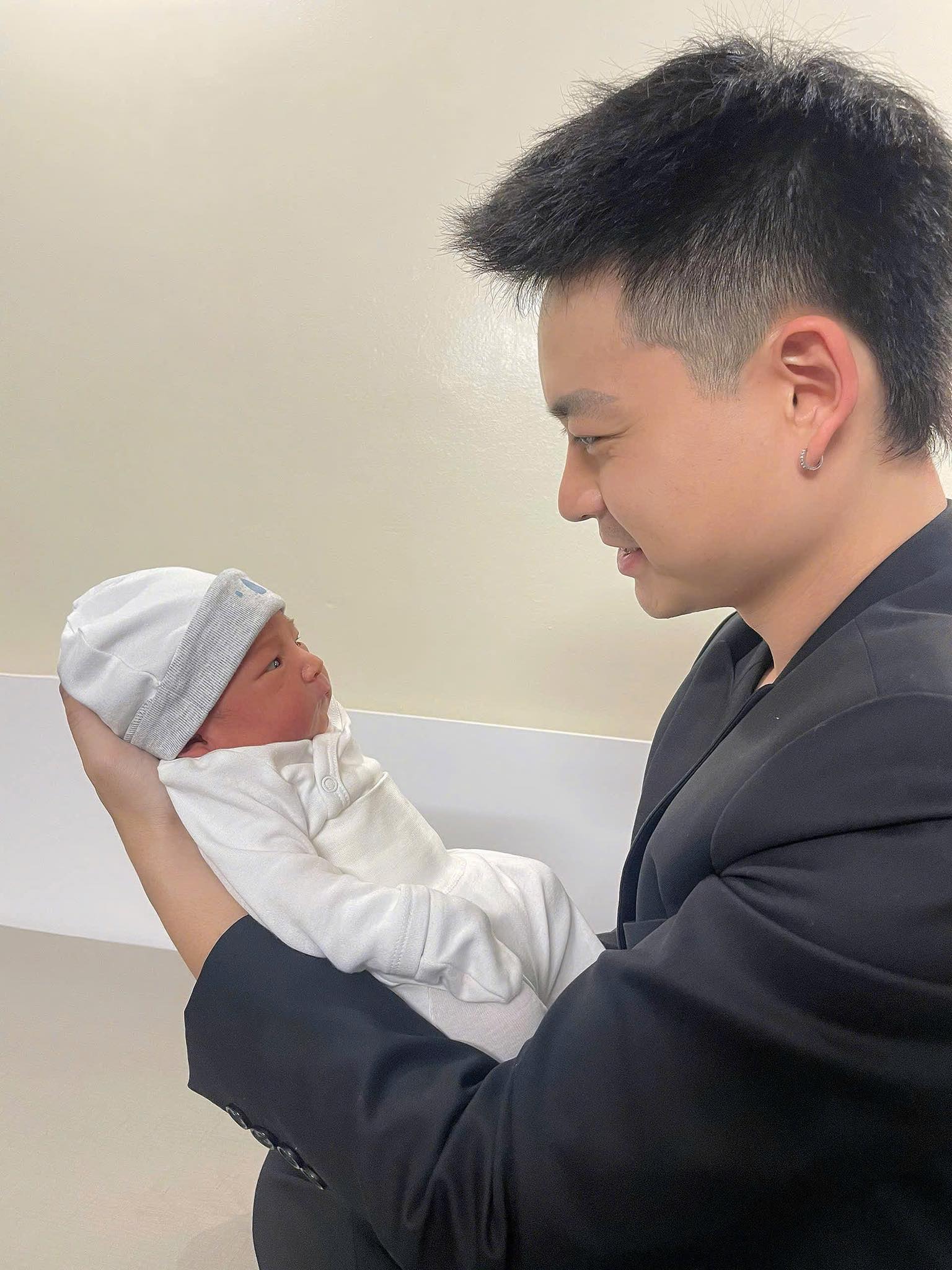 Sao nam Vbiz và vợ yêu 9 năm đón con đầu lòng- Ảnh 1.
