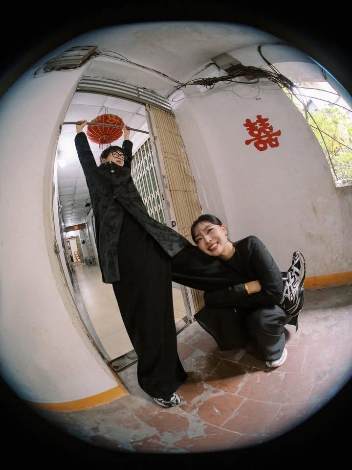 Rapper Vbiz tung trọn bộ ảnh đám hỏi độc lạ bên bạn gái quản lý- Ảnh 5. Rapper Vbiz tung trọn bộ ảnh đám hỏi độc lạ bên bạn gái quản lý- Ảnh 5.