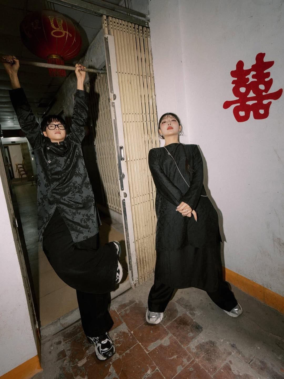 Rapper Vbiz tung trọn bộ ảnh đám hỏi độc lạ bên bạn gái quản lý- Ảnh 8. Rapper Vbiz tung trọn bộ ảnh đám hỏi độc lạ bên bạn gái quản lý- Ảnh 8.