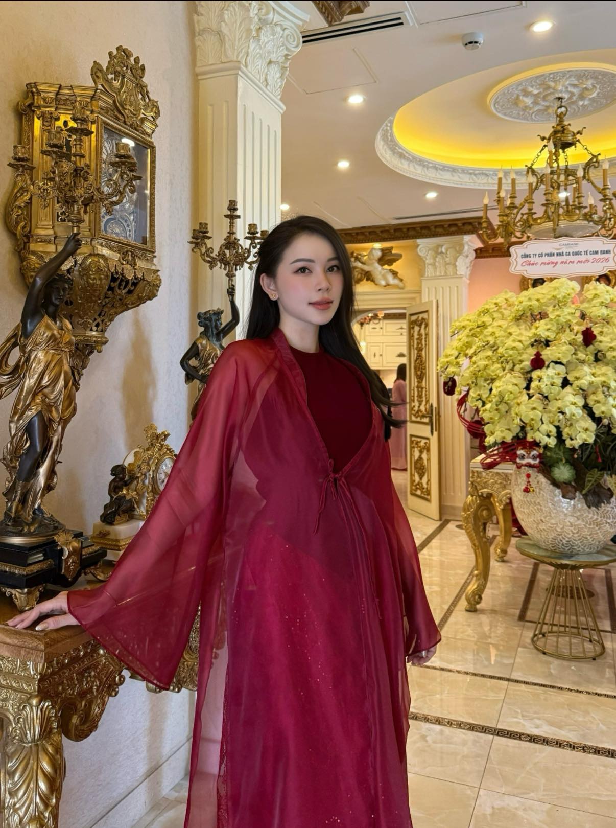 Hành động lạ của bà xã Phillip Nguyễn- Ảnh 2.