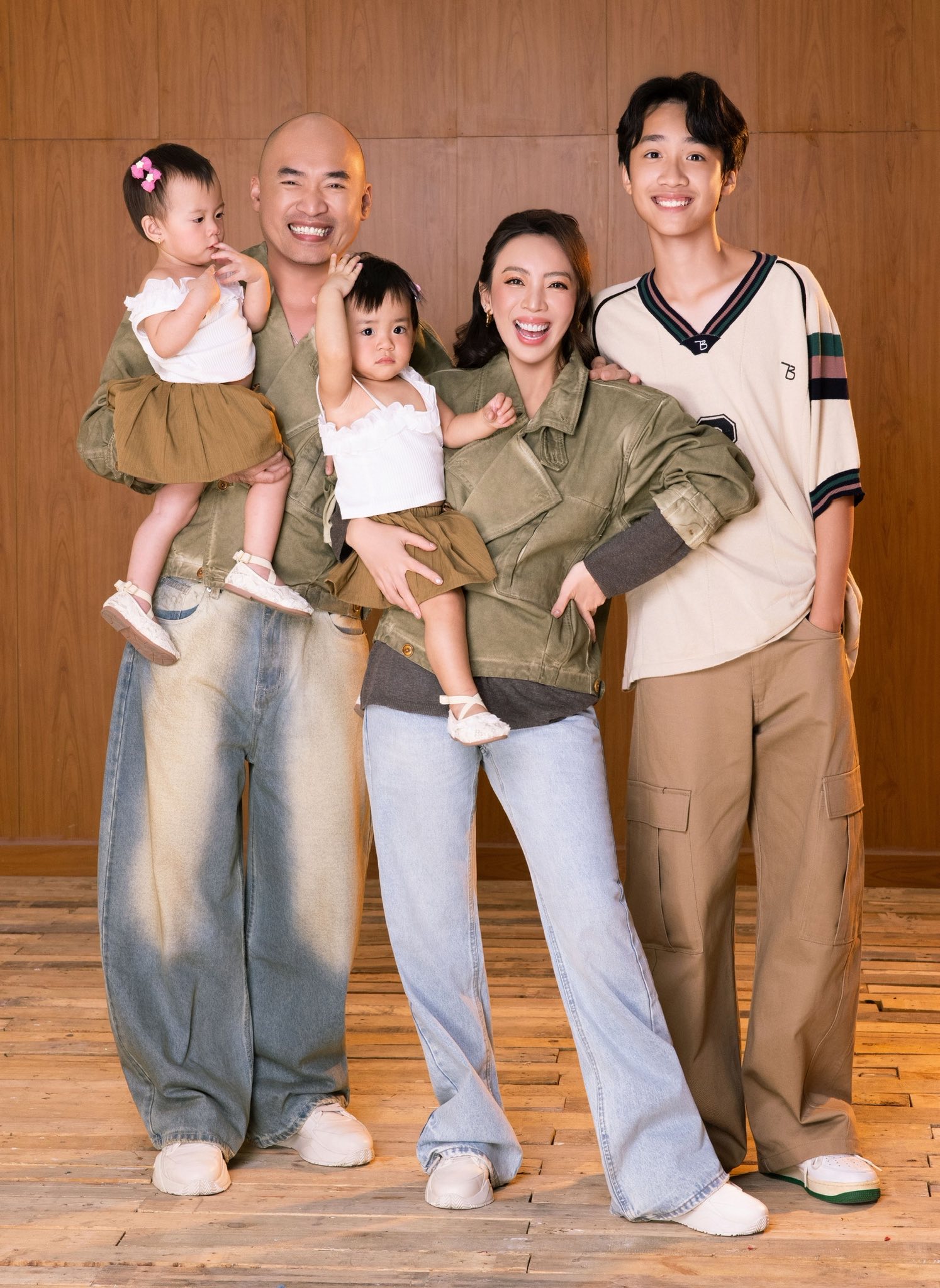 Thu Trang - Tiến Luật công khai cặp song sinh dịp năm mới?- Ảnh 1.