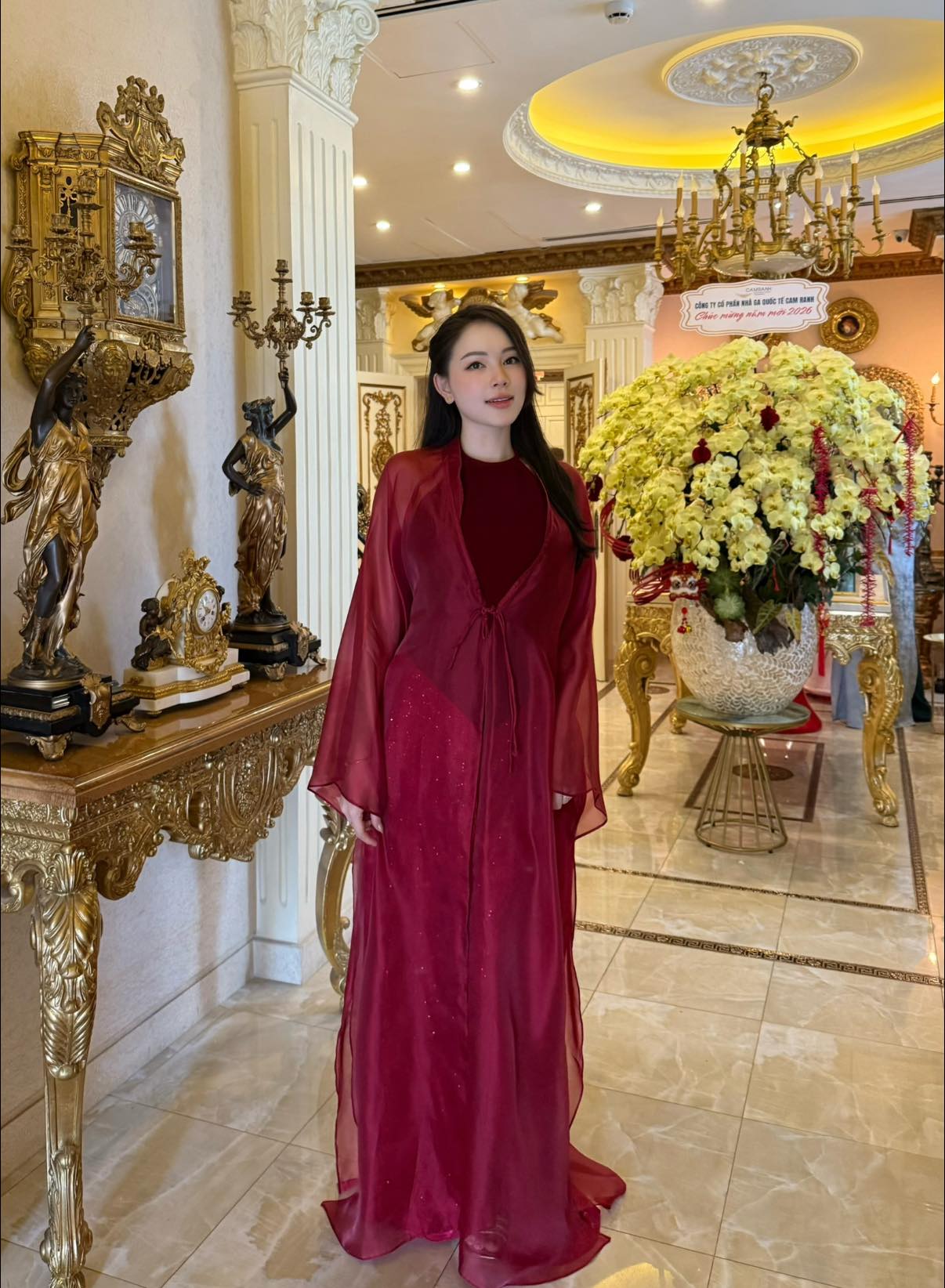 Hành động lạ của bà xã Phillip Nguyễn- Ảnh 1.