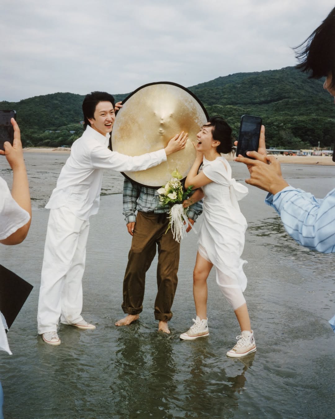 Hot nhất ngày: Ca sĩ 9X kết hôn tung ảnh cưới lạ đời mặt lấm lem bùn, sao nam số 1 showbiz vội chúc mừng- Ảnh 5.