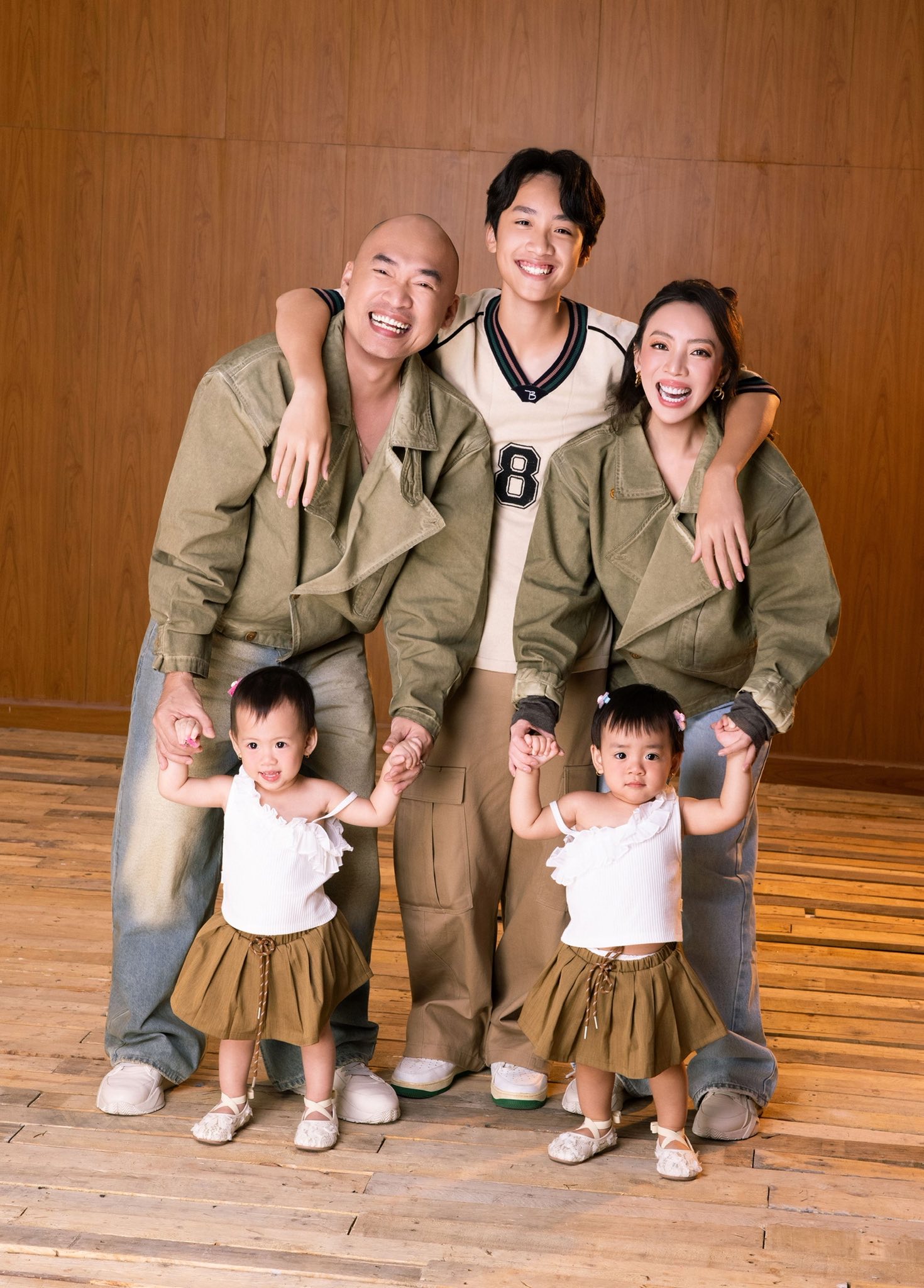 Thu Trang - Tiến Luật công khai cặp song sinh dịp năm mới?- Ảnh 3.