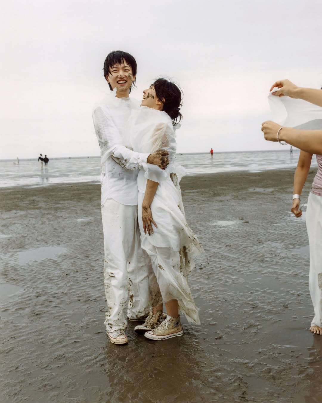 Hot nhất ngày: Ca sĩ 9X kết hôn tung ảnh cưới lạ đời mặt lấm lem bùn, sao nam số 1 showbiz vội chúc mừng- Ảnh 4.