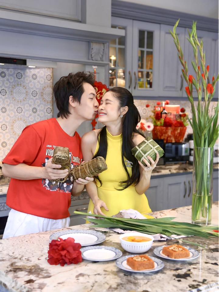 Đường đua dâu hào môn Vbiz ngày 29 Tết: Tăng Thanh Hà khoe mâm cúng tôm hùm, Lan Khuê và hội mỹ nhân thi nhau flex nhà cửa ngập hoa- Ảnh 4.