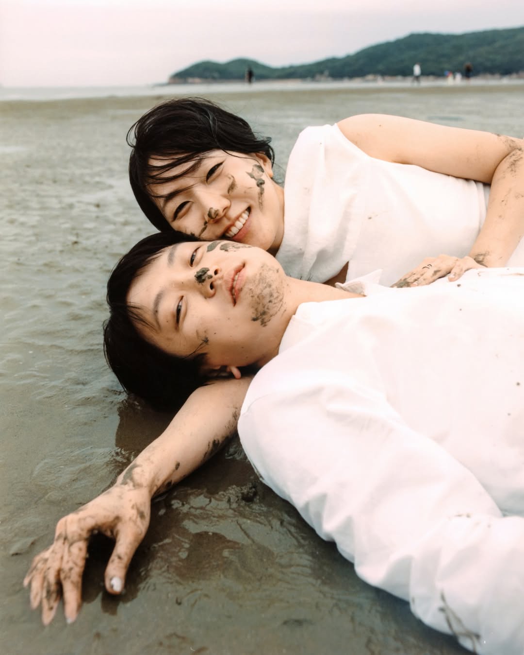 Hot nhất ngày: Ca sĩ 9X kết hôn tung ảnh cưới lạ đời mặt lấm lem bùn, sao nam số 1 showbiz vội chúc mừng- Ảnh 1.