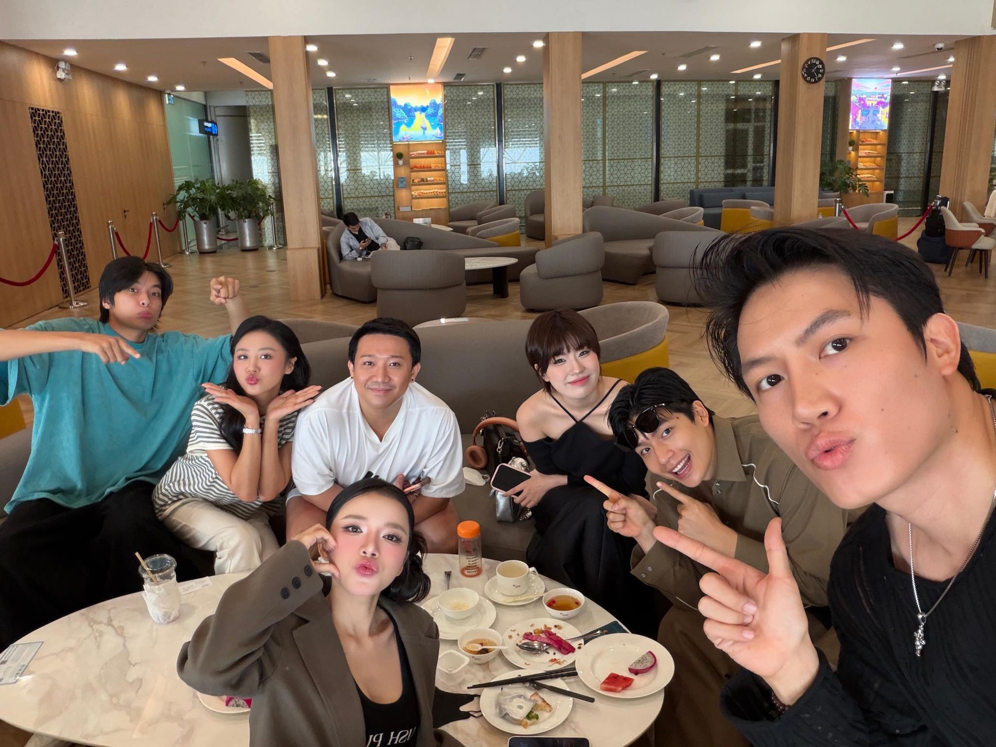 Trấn Thành đăng ảnh lộ chuyện Anh Trai - Em Xinh Vbiz hẹn hò, đã đến mức này mà mãi úp mở!- Ảnh 2. Trấn Thành đăng ảnh lộ chuyện Anh Trai - Em Xinh Vbiz hẹn hò, đã đến mức này mà mãi úp mở!- Ảnh 2.