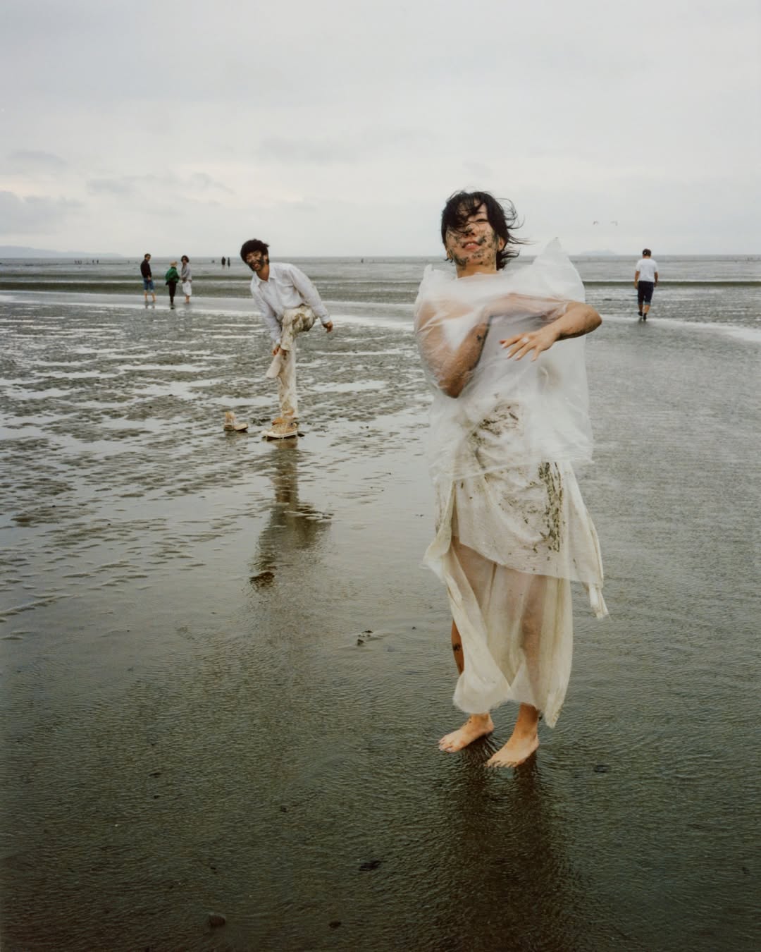 Hot nhất ngày: Ca sĩ 9X kết hôn tung ảnh cưới lạ đời mặt lấm lem bùn, sao nam số 1 showbiz vội chúc mừng- Ảnh 2.