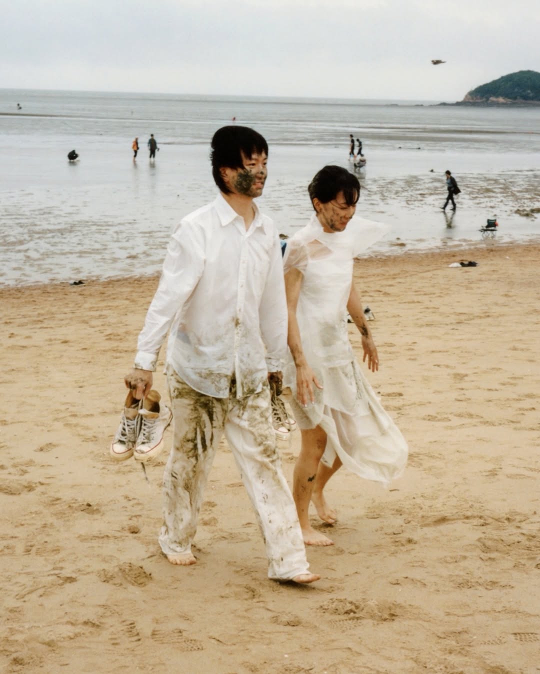 Hot nhất ngày: Ca sĩ 9X kết hôn tung ảnh cưới lạ đời mặt lấm lem bùn, sao nam số 1 showbiz vội chúc mừng- Ảnh 3.