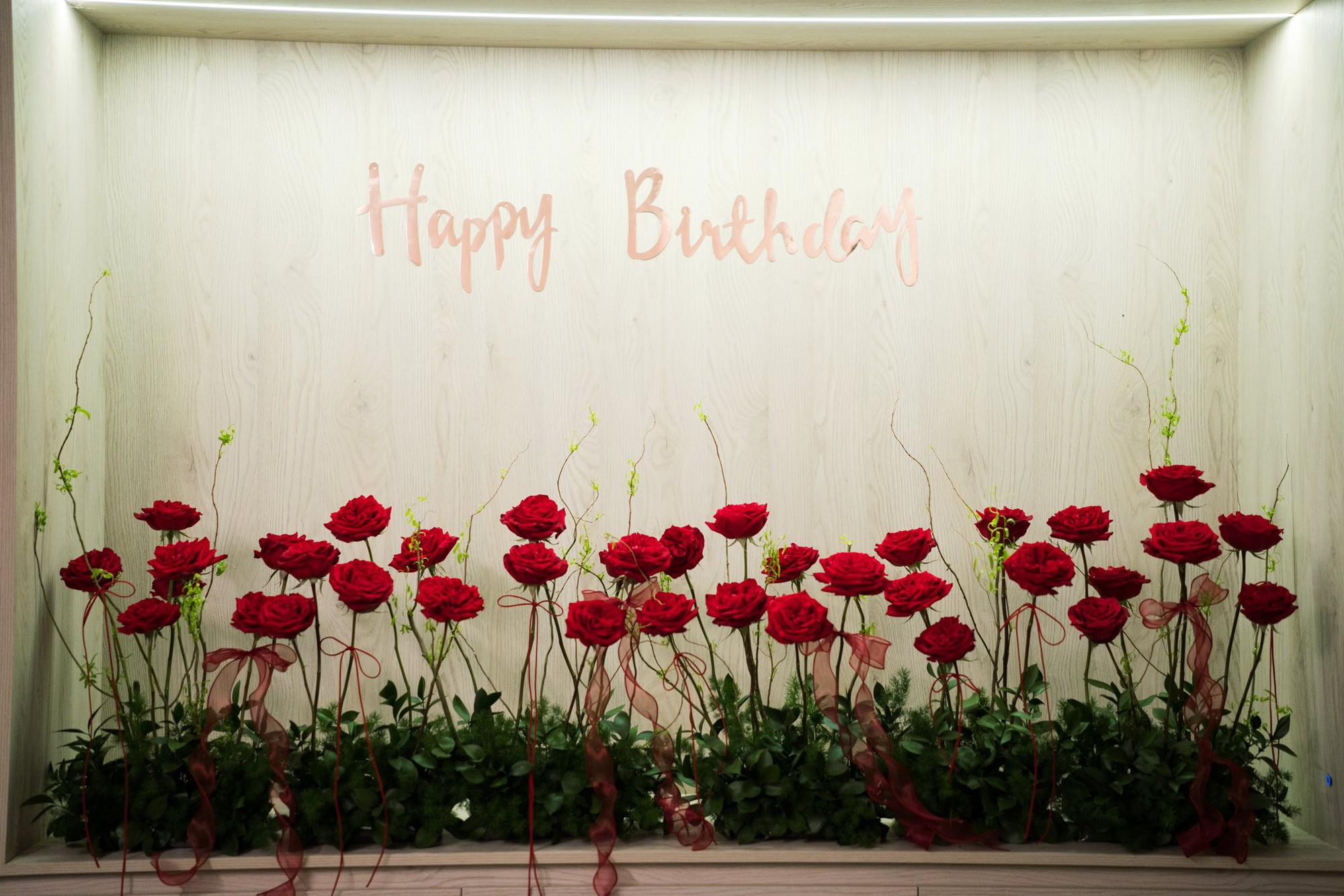 Chồng hơn 17 tuổi làm gì mà khiến Hoa hậu Khánh Vân bật khóc?- Ảnh 2.