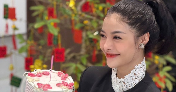 Sinh nhật tuổi 26 của Lona Kiều Loan: Nhận bó hoa khủng, chi tiết trên bánh kem gây bàn tán 64098556616245584287353755450164247268044899n 1771953452684301326763 1771985075052 17719850752621160448032 27 0 831 1536 crop 1771985201481549053732jpg