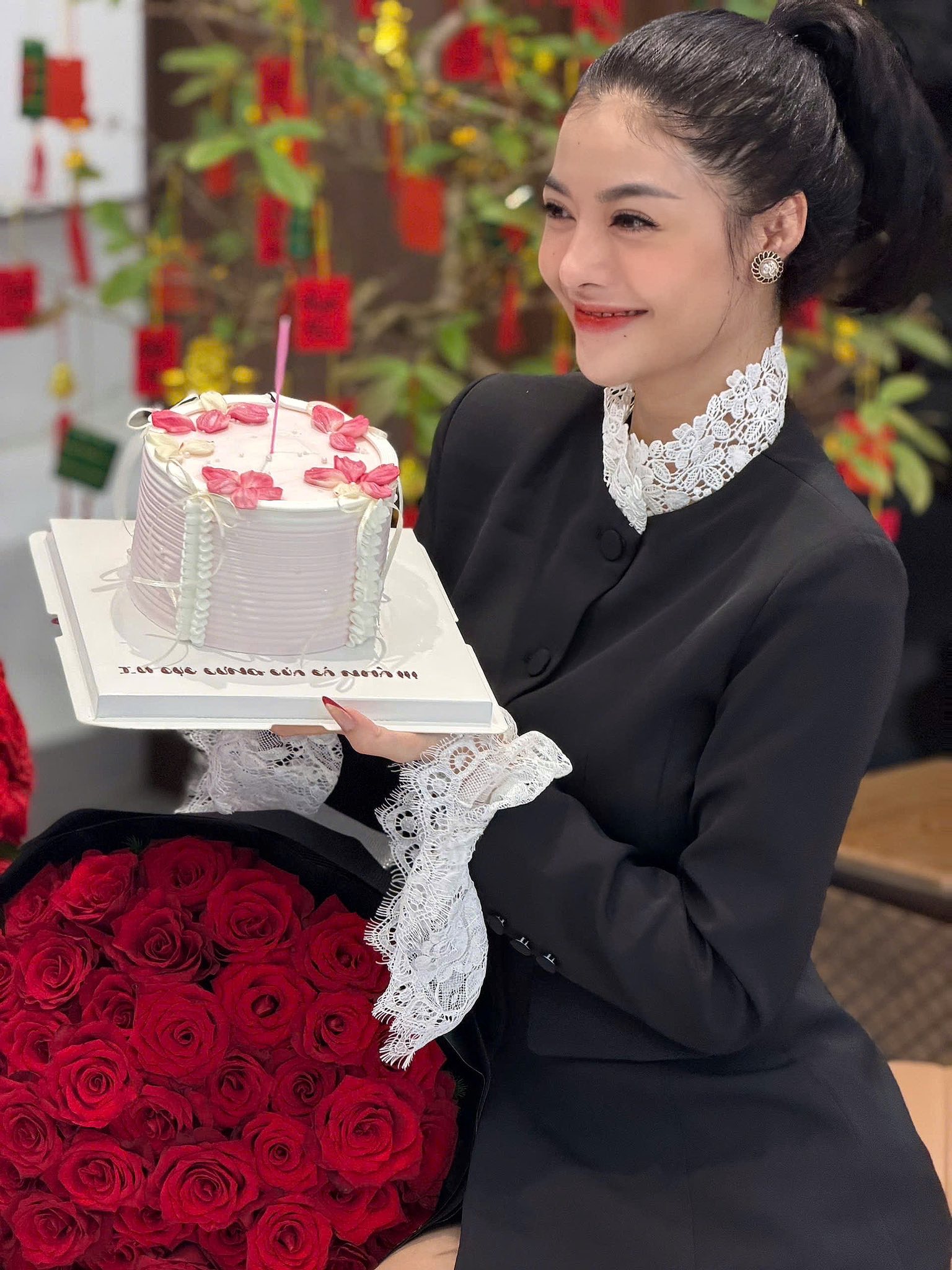 Sinh nhật tuổi 26 của Lona Kiều Loan: Nhận bó hoa khủng, chi tiết trên bánh kem gây bàn tán- Ảnh 2.