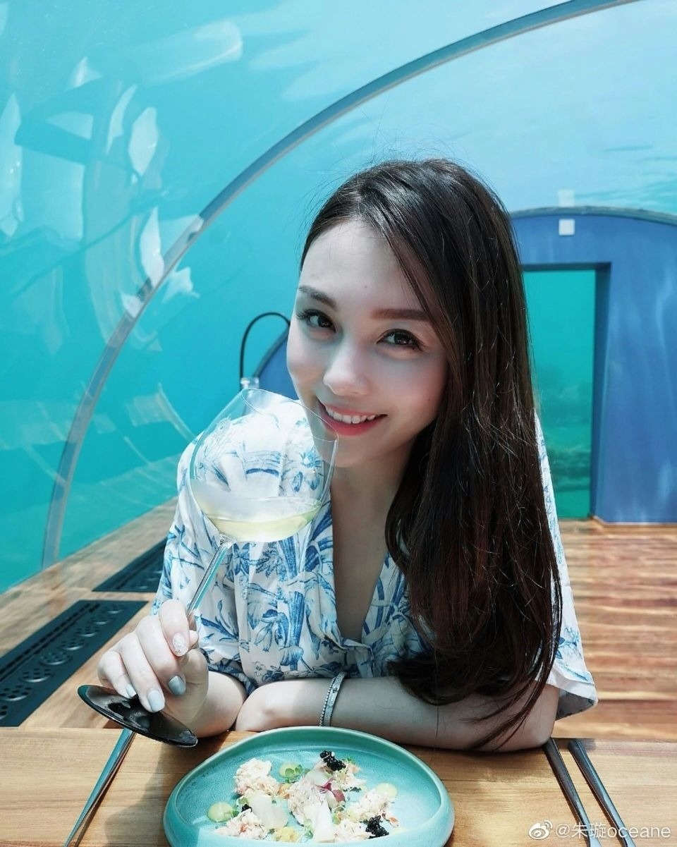 Thám tử showbiz báo tin: 1 nàng hậu đột ngột Thám tử showbiz báo tin: 1 nàng hậu đột ngột