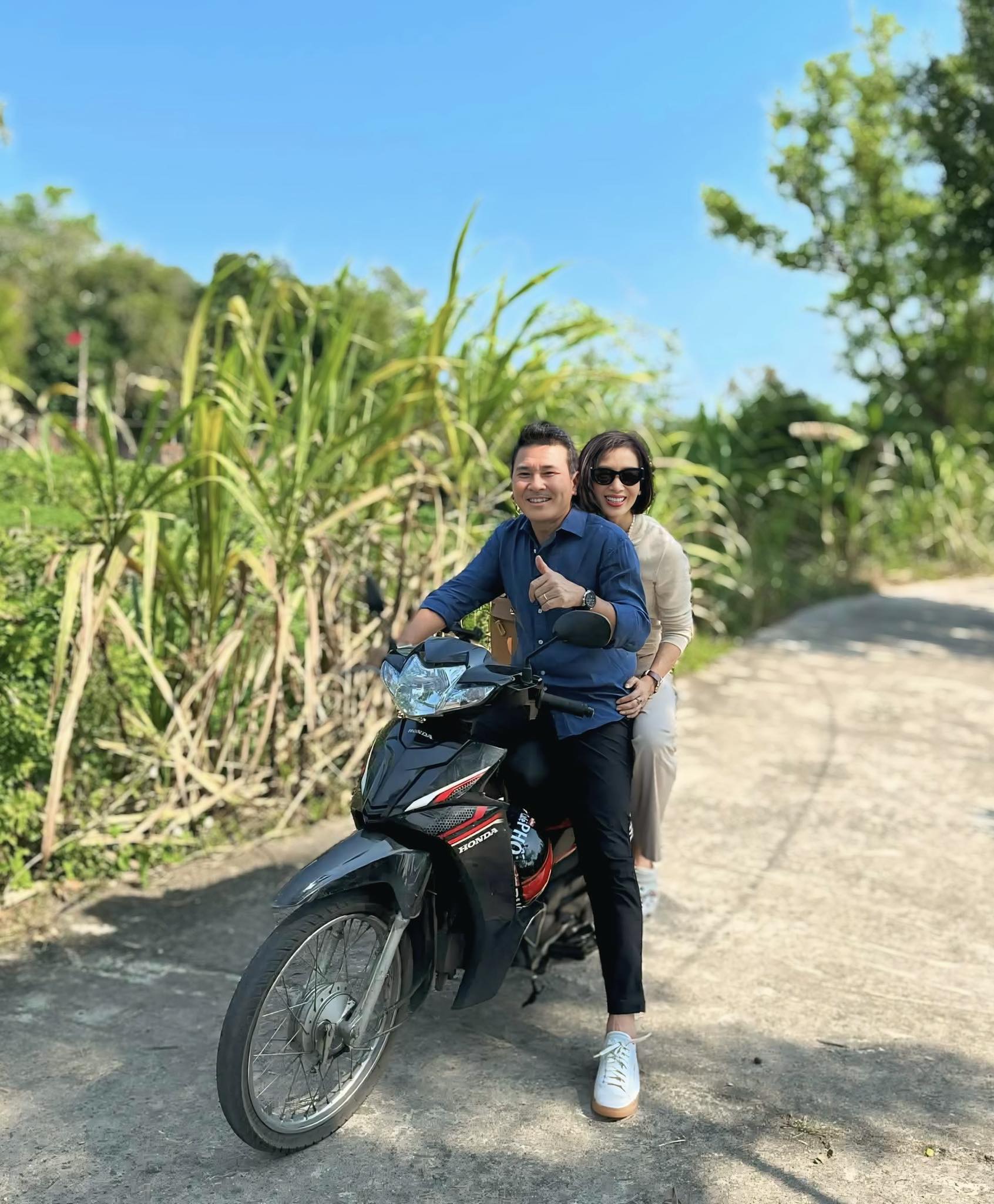 "Cô thư ký xinh đẹp" cưới đại gia nổi tiếng: "Chồng chỉ cần ngồi im và cười, phần còn lại để vợ lo" 64123465641971590839479119180744969622478299n 17725926949191880588694 1772606181174 17726061815791860296736