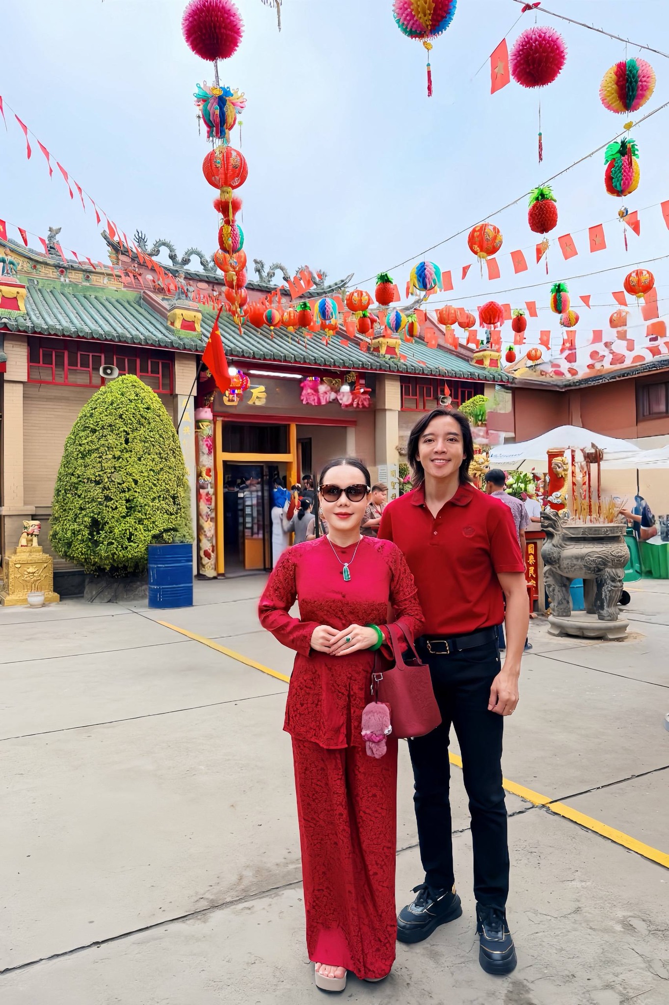 Showbiz Việt ngày Vía Thần tài: Lan Ngọc tặng vàng, 1 sao nữ dâng mâm cúng toàn tiền vàng gây choáng! - Ảnh 4.