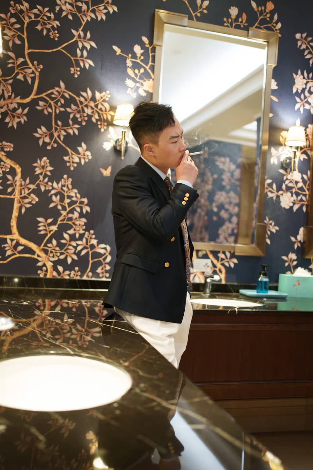 Phát minh gây bão: Cửa nhà vệ sinh lập tức biến thành