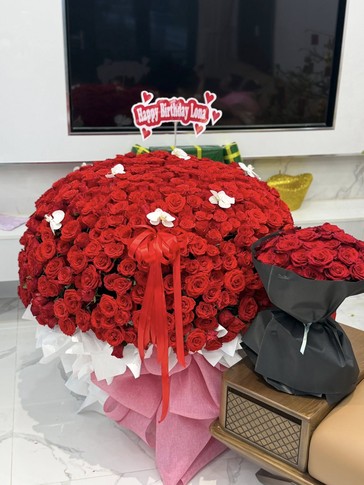 Sinh nhật tuổi 26 của Lona Kiều Loan: Nhận bó hoa khủng, chi tiết trên bánh kem gây bàn tán- Ảnh 3.