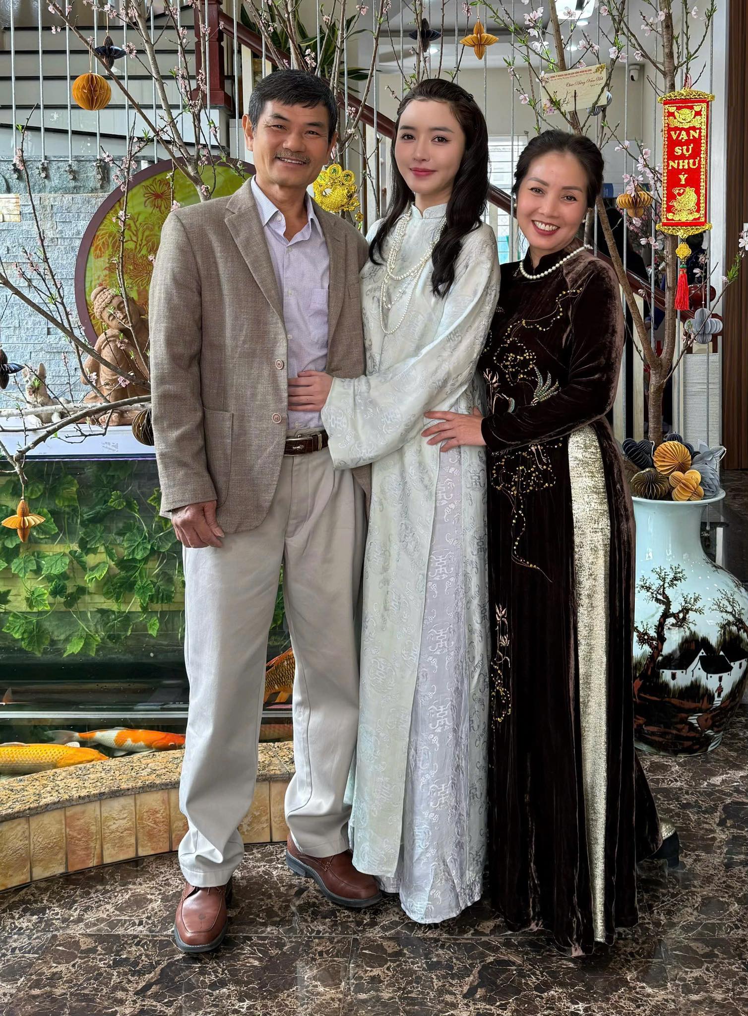 Cặp chị - em Vbiz bí mật hẹn hò nhưng cả nước ai cũng biết, gia đình làm lộ chuyện đãi cưới 2000 khách?- Ảnh 2.