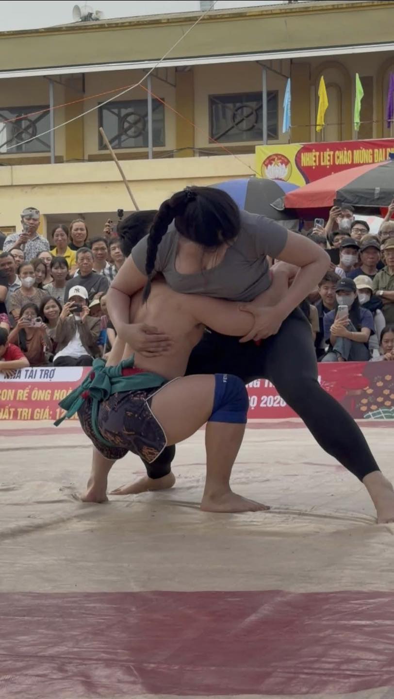 Bóng hồng sới vật Anh Thơ lại trở thành