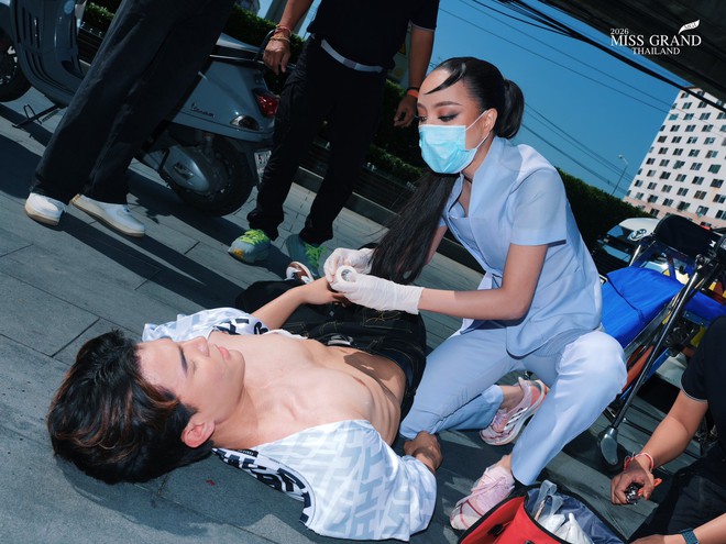 Dàn Hoa hậu tràn ra đường gây sốc: Hết cưỡi voi đến giả ăn mày, có người lố đến mức chui vào quan tài- Ảnh 1.