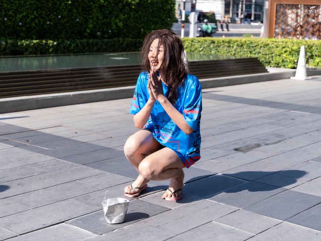 Dàn Hoa hậu tràn ra đường gây sốc: Hết cưỡi voi đến giả ăn mày, có người lố đến mức chui vào quan tài- Ảnh 2.