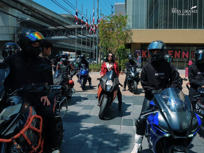 Dàn Hoa hậu tràn ra đường gây sốc: Hết cưỡi voi đến giả ăn mày, có người lố đến mức chui vào quan tài- Ảnh 4.