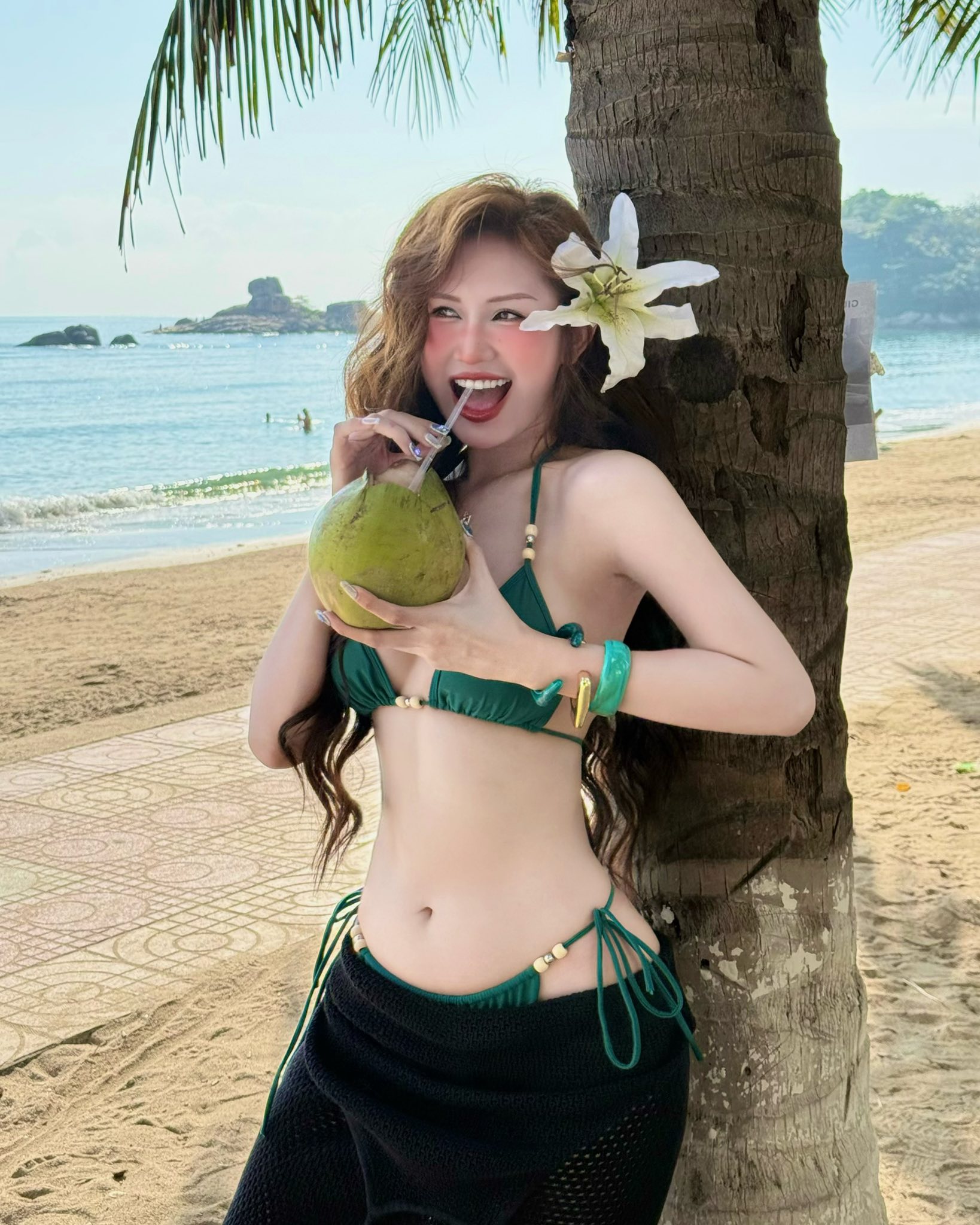 Hướng dẫn tạo dáng đi biển, bộ ảnh của hot girl này khiến người xem không thể rời mắt- Ảnh 2. Hướng dẫn tạo dáng đi biển, bộ ảnh của hot girl này khiến người xem không thể rời mắt- Ảnh 2.