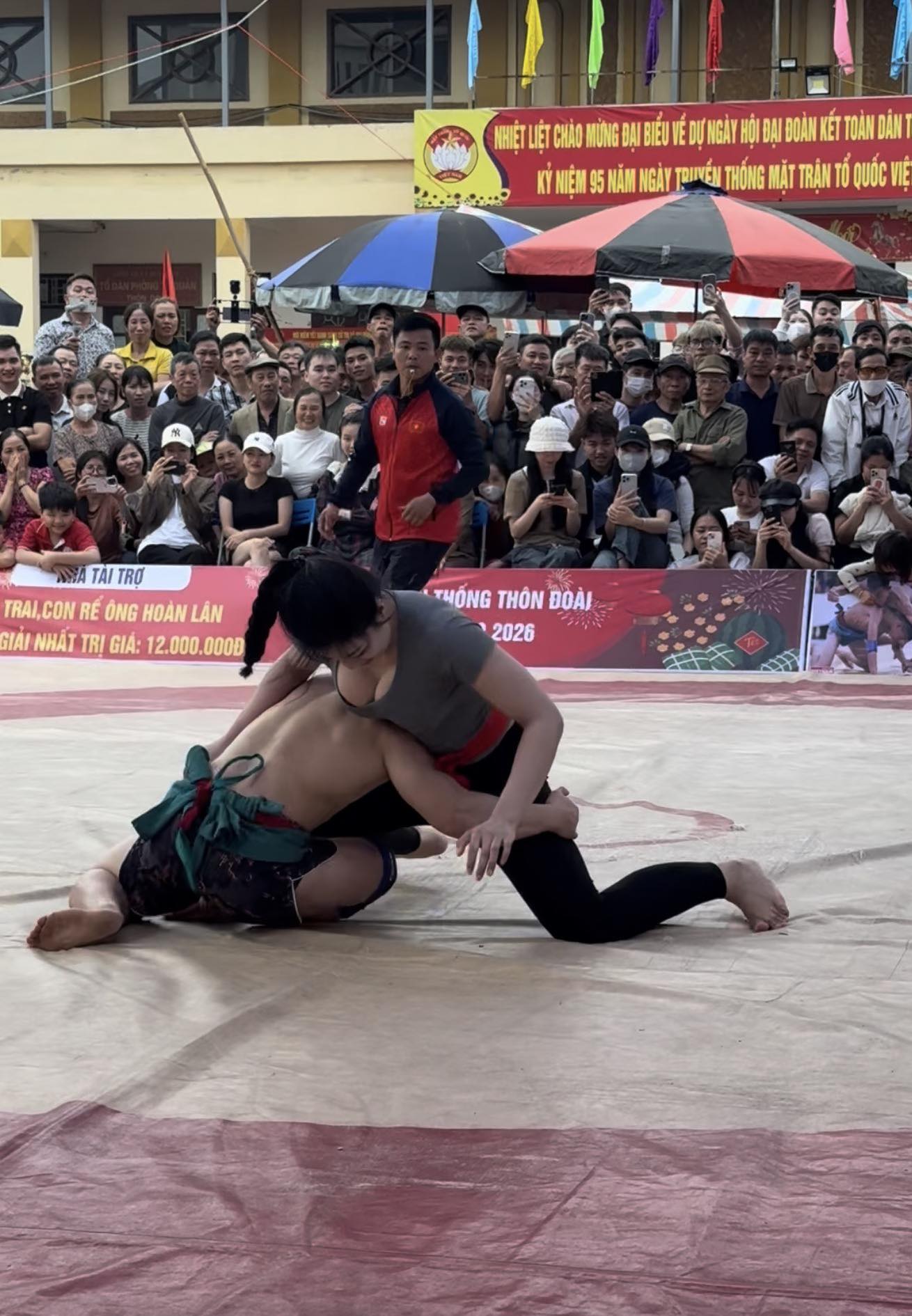 Bóng hồng sới vật Anh Thơ lại trở thành