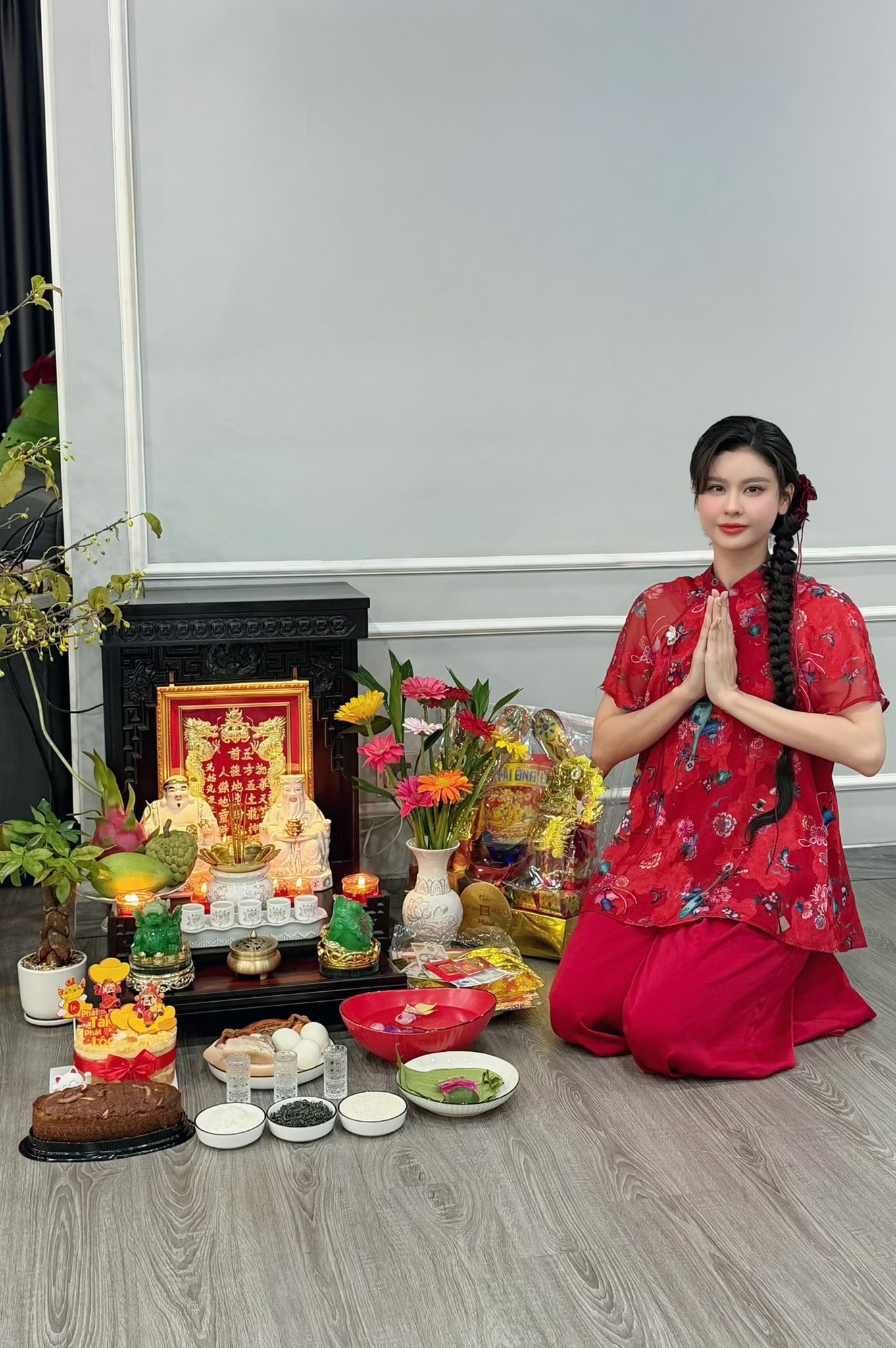 Showbiz Việt ngày Vía Thần tài: Lan Ngọc tặng vàng, 1 sao nữ dâng mâm cúng toàn tiền vàng gây choáng! - Ảnh 2.