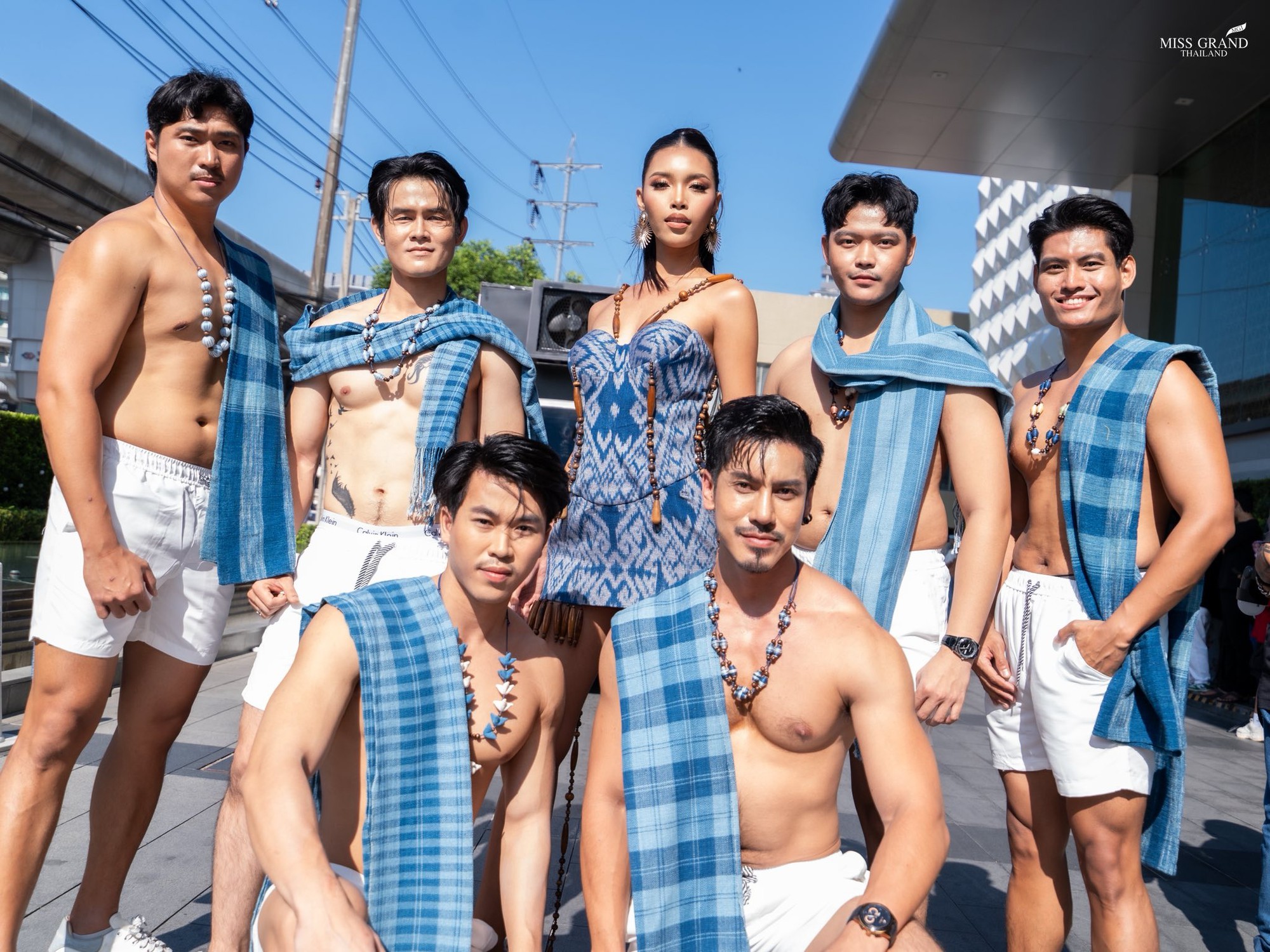 Dàn Hoa hậu tràn ra đường gây sốc: Hết cưỡi voi đến giả ăn mày, có người lố đến mức chui vào quan tài- Ảnh 6.