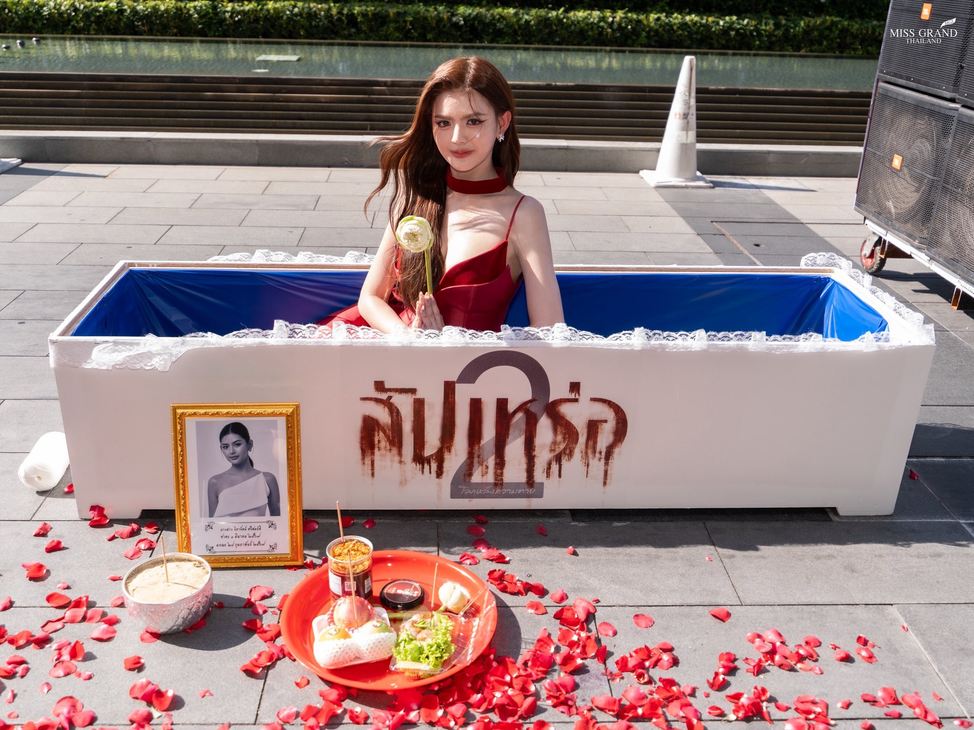 Dàn Hoa hậu tràn ra đường gây sốc: Hết cưỡi voi đến giả ăn mày, có người lố đến mức chui vào quan tài- Ảnh 7.