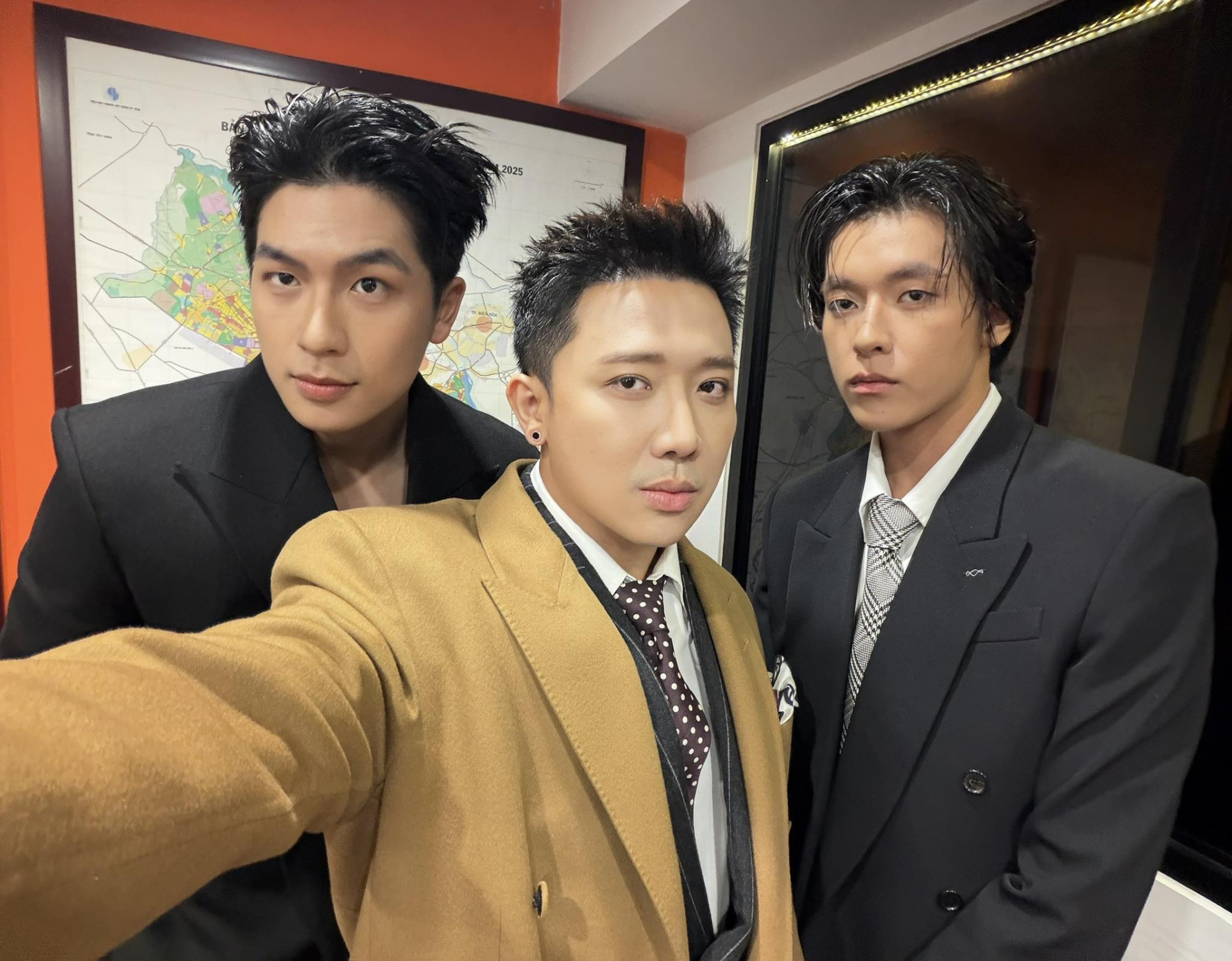 Đại gia nghìn tỷ của Việt Nam nằm nghỉ trong nhà vệ sinh, lướt điện thoại gây chú ý- Ảnh 2.