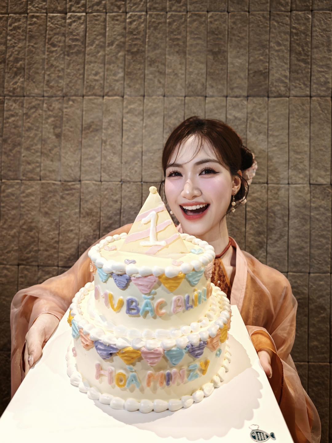 Hoà Minzy được fan tặng