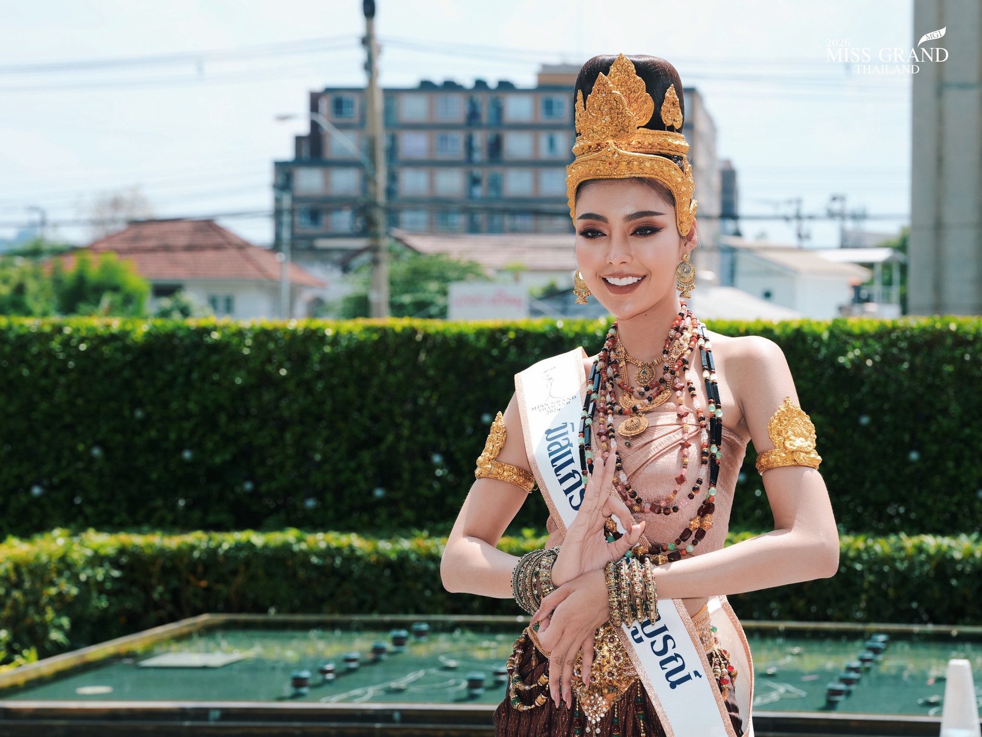 Dàn Hoa hậu tràn ra đường gây sốc: Hết cưỡi voi đến giả ăn mày, có người lố đến mức chui vào quan tài- Ảnh 9.