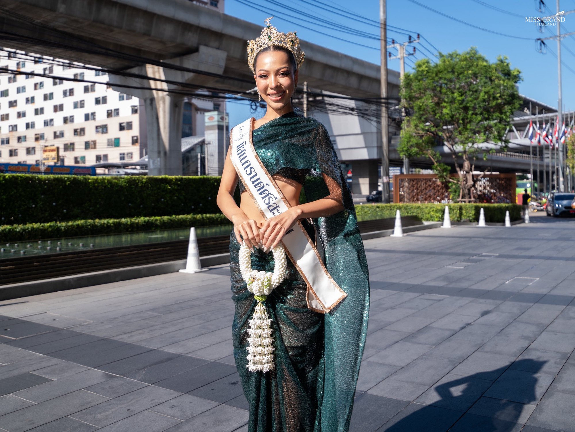Dàn Hoa hậu tràn ra đường gây sốc: Hết cưỡi voi đến giả ăn mày, có người lố đến mức chui vào quan tài- Ảnh 10.
