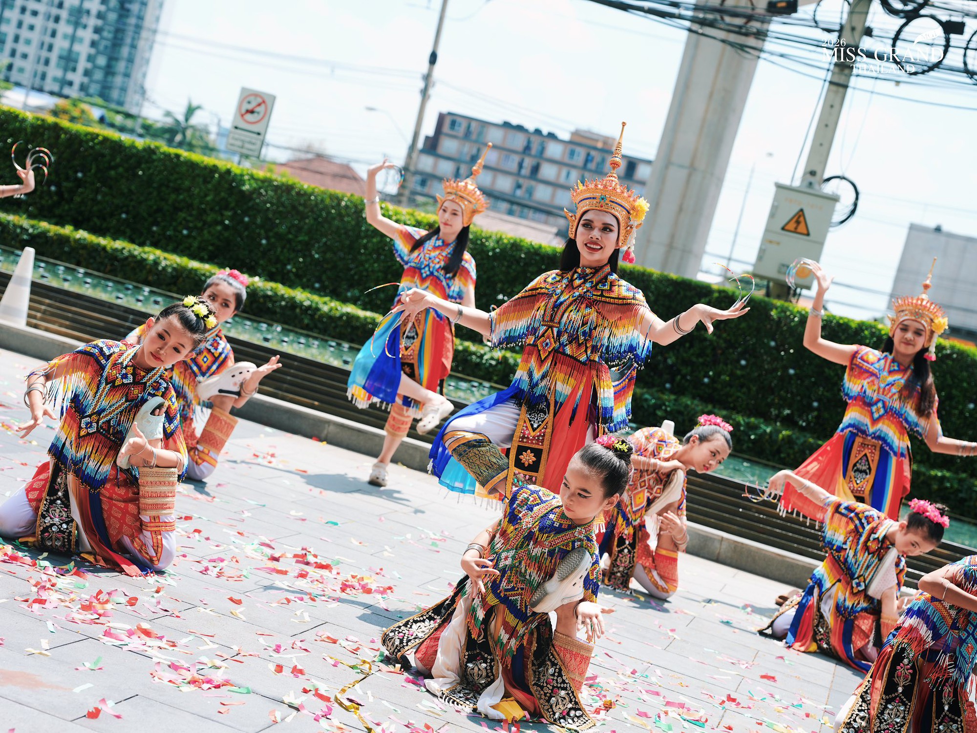 Dàn Hoa hậu tràn ra đường gây sốc: Hết cưỡi voi đến giả ăn mày, có người lố đến mức chui vào quan tài- Ảnh 11.