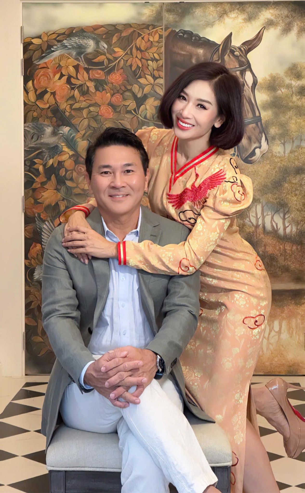 "Cô thư ký xinh đẹp" cưới đại gia nổi tiếng: "Chồng chỉ cần ngồi im và cười, phần còn lại để vợ lo" 64583348542061325263839004378649666607757591n 1772592668060424310560 1772606179171 1772606179402356116585