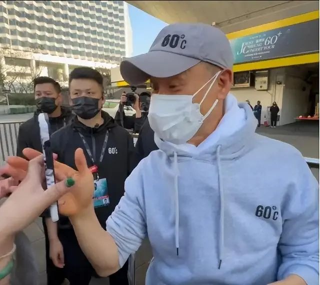 Nam ca sĩ chạy show điên cuồng đến kiệt quệ sức khoẻ vẫn chưa trả hết nợ cho vợ- Ảnh 4. Nam ca sĩ chạy show điên cuồng đến kiệt quệ sức khoẻ vẫn chưa trả hết nợ cho vợ- Ảnh 4.